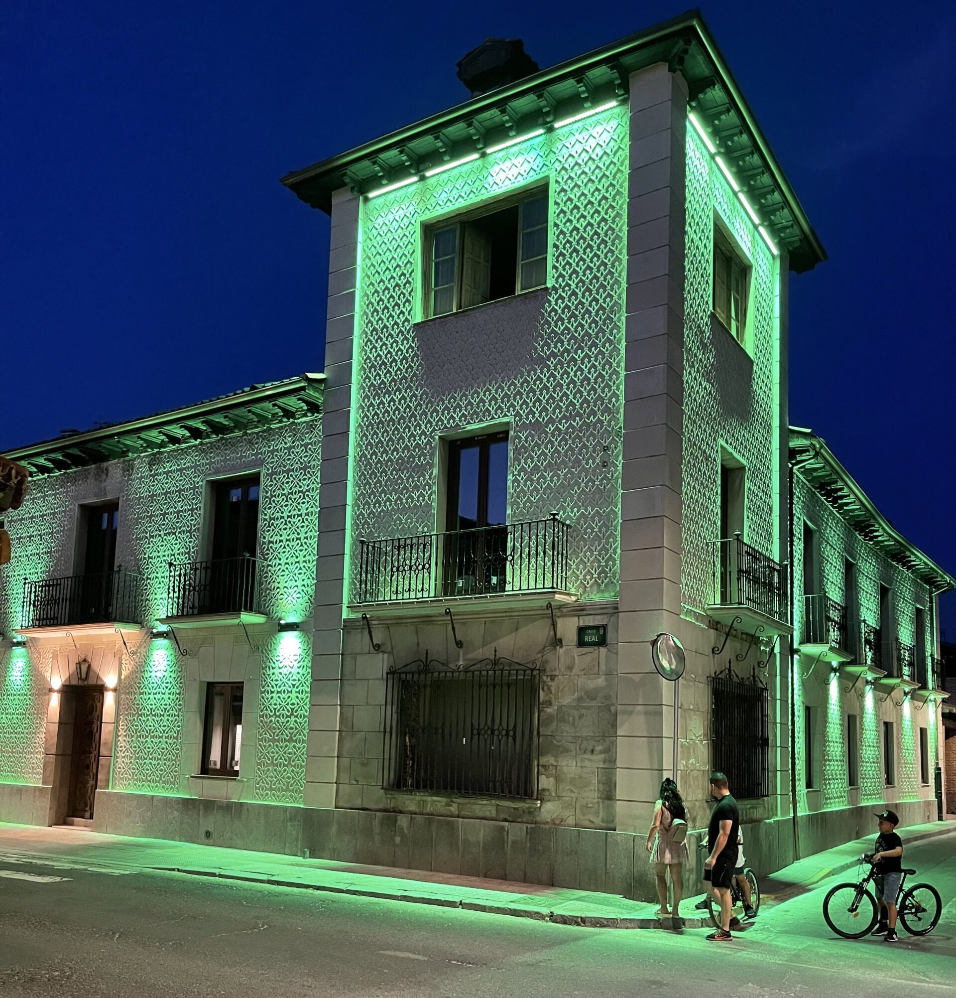 iluminacion de fachada exterior tonalidad verde