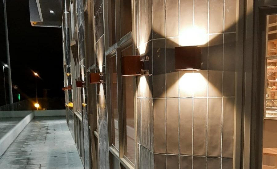 iluminación de exterior de fachada