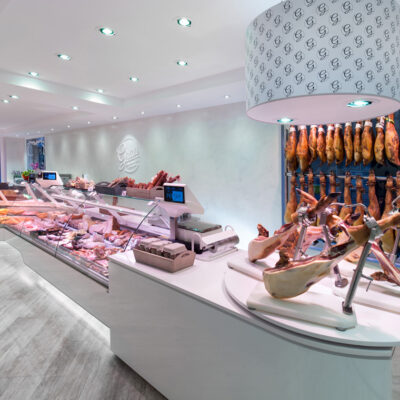 iluminación mostrador con jamón abierto