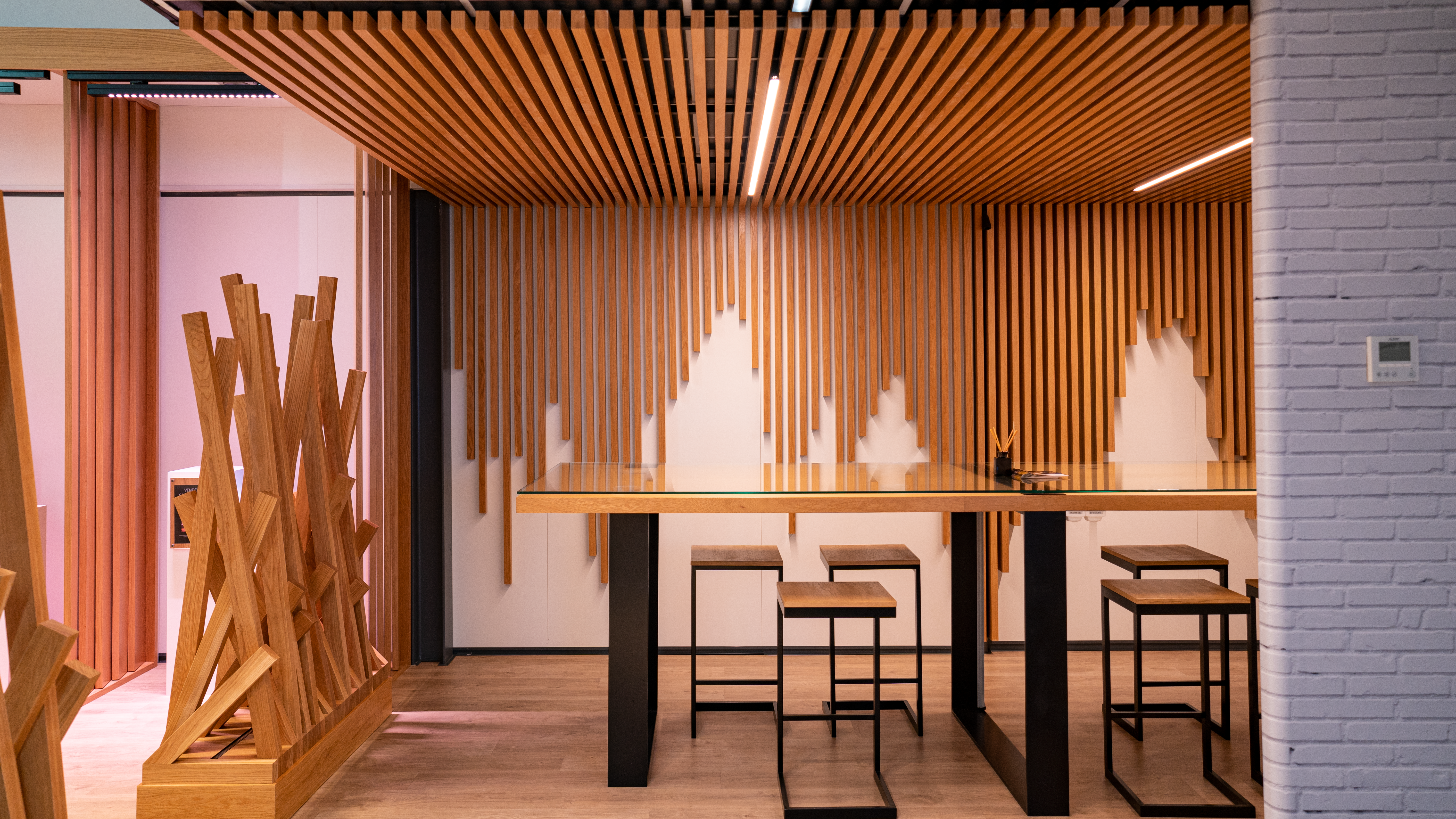 iluminacion y decoración de oficina con detalles de madera y ladrillo