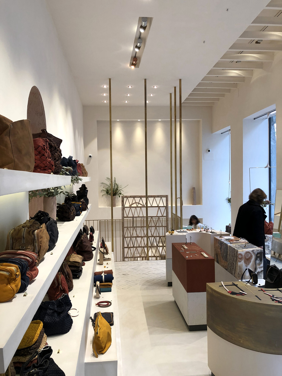 iluminacion tienda de moda con techos altos