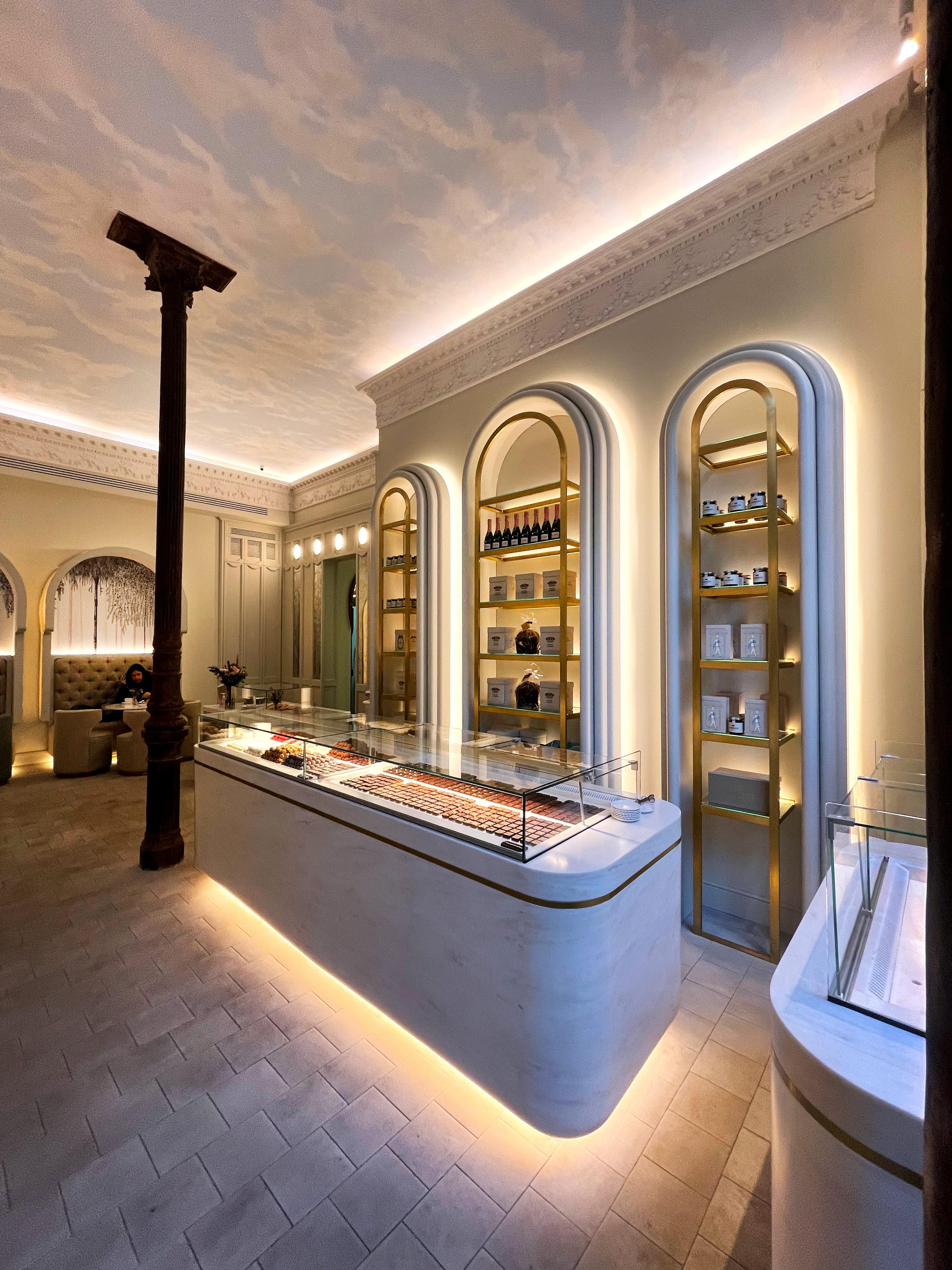 iluminación de mostrador y vitrina de pastelería