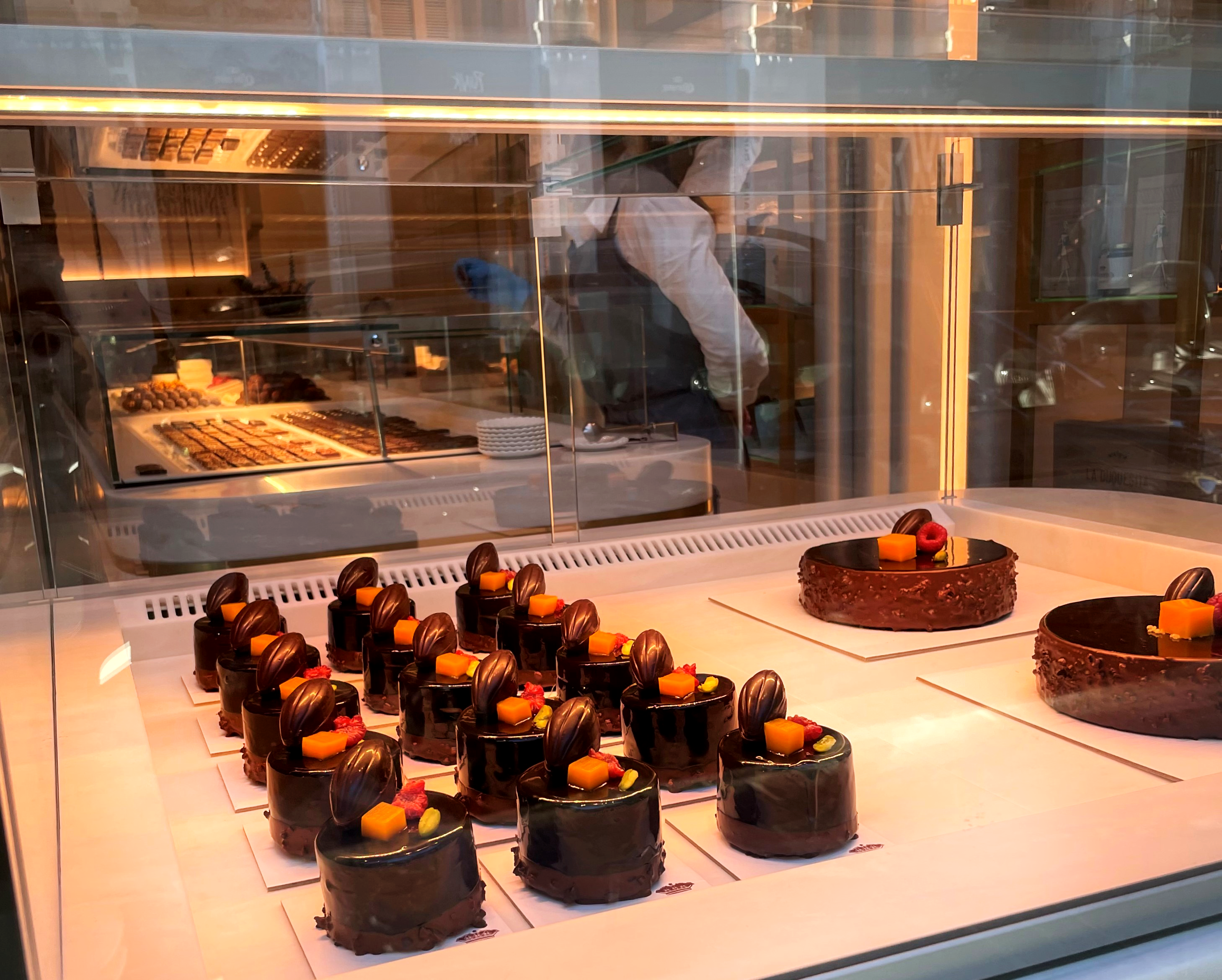 iluminacion de pasteles en vitrina