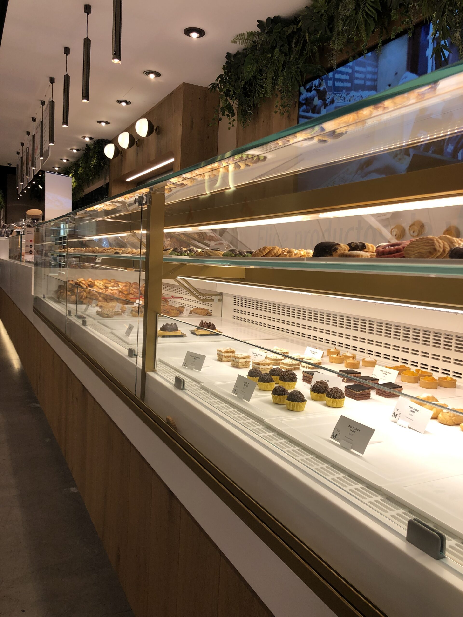iluminación a medida para vitrina de pasteles