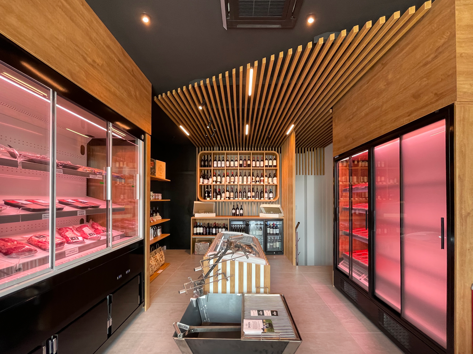 iluminacion de camaras de carne y decoración de carnicería con madera