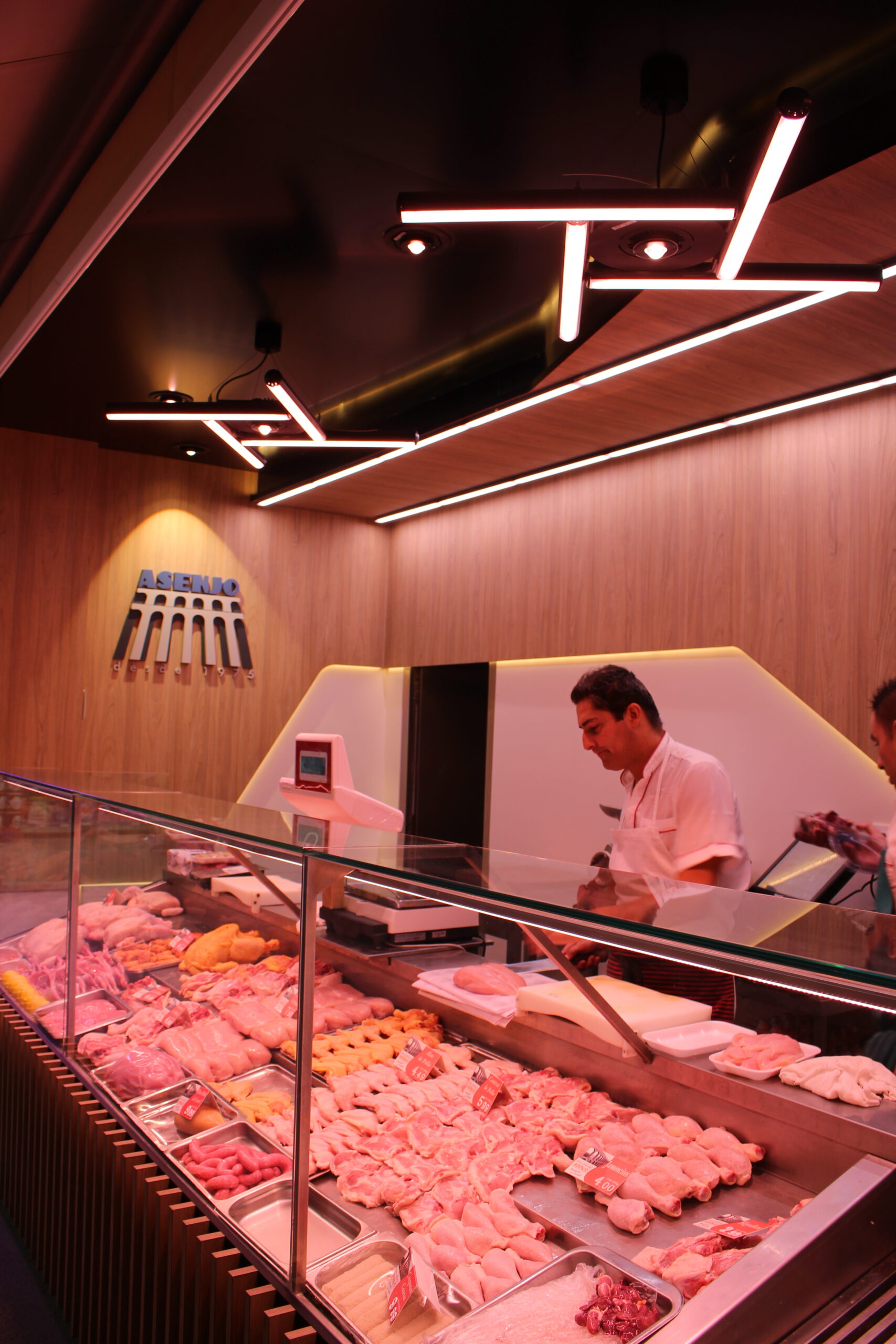 iluminacion a medida para polleria y vitrina